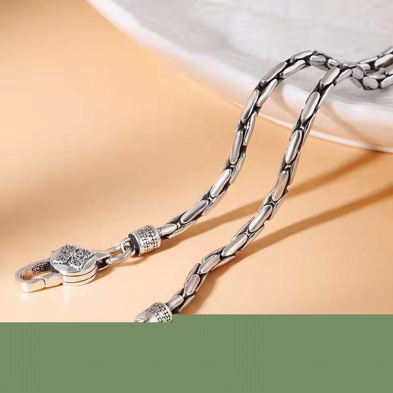 G*u*i necklaces